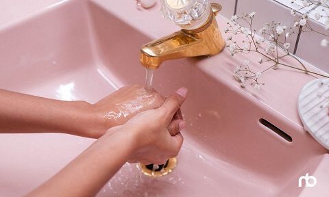شستن دست ها با صابون برای حفظ رطوبت پوست